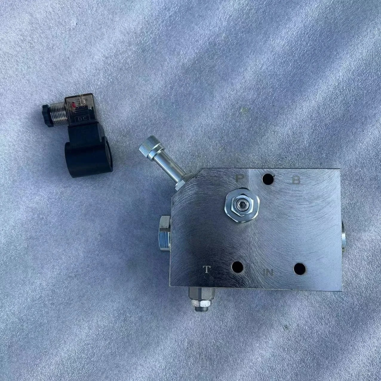 Heavy Equipment Breaker - PC200-6 Excavator Pressure Relief Valve for